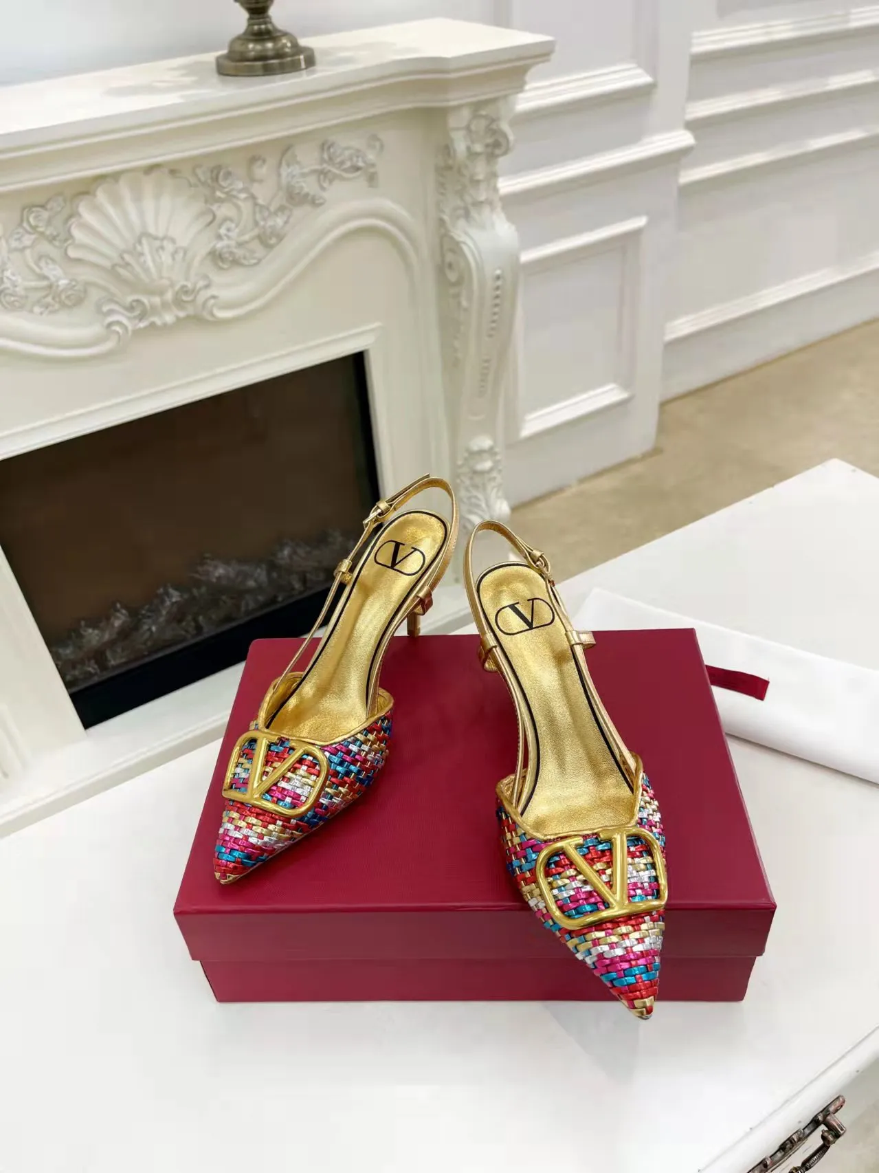 👟👟Ex-factory price 440👟👟 Genuine leather sole +40 Top version 𝑉𝐴𝐿𝐸𝑁𝑇𝐼𝑁𝑂 Valentino new spring and summer women's 5⃣️color empty back sandals. The unique [V family hand-woven] brings out a full sense of high-end, and the new season will live up to expectations! Worth buying★Absolutely high-grade❥Original method, Absolutely sensual❥Elegant style, creating a different feeling, simple and elegant style!  Code number: 35-41 (34-42 is custom-made and non-returnable) Inner lining: Sheepskin lining Heel height: 7.5 cm Leather outsole + 40 rubber outsole